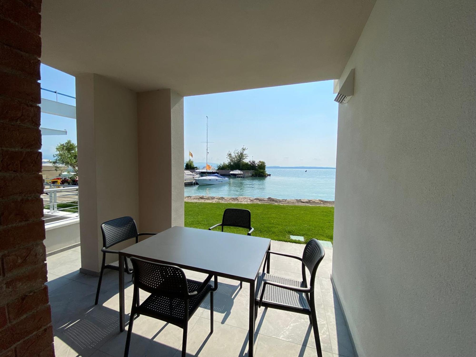 Sirmio Apartments - Darsena Stay Сирмионе Екстериор снимка