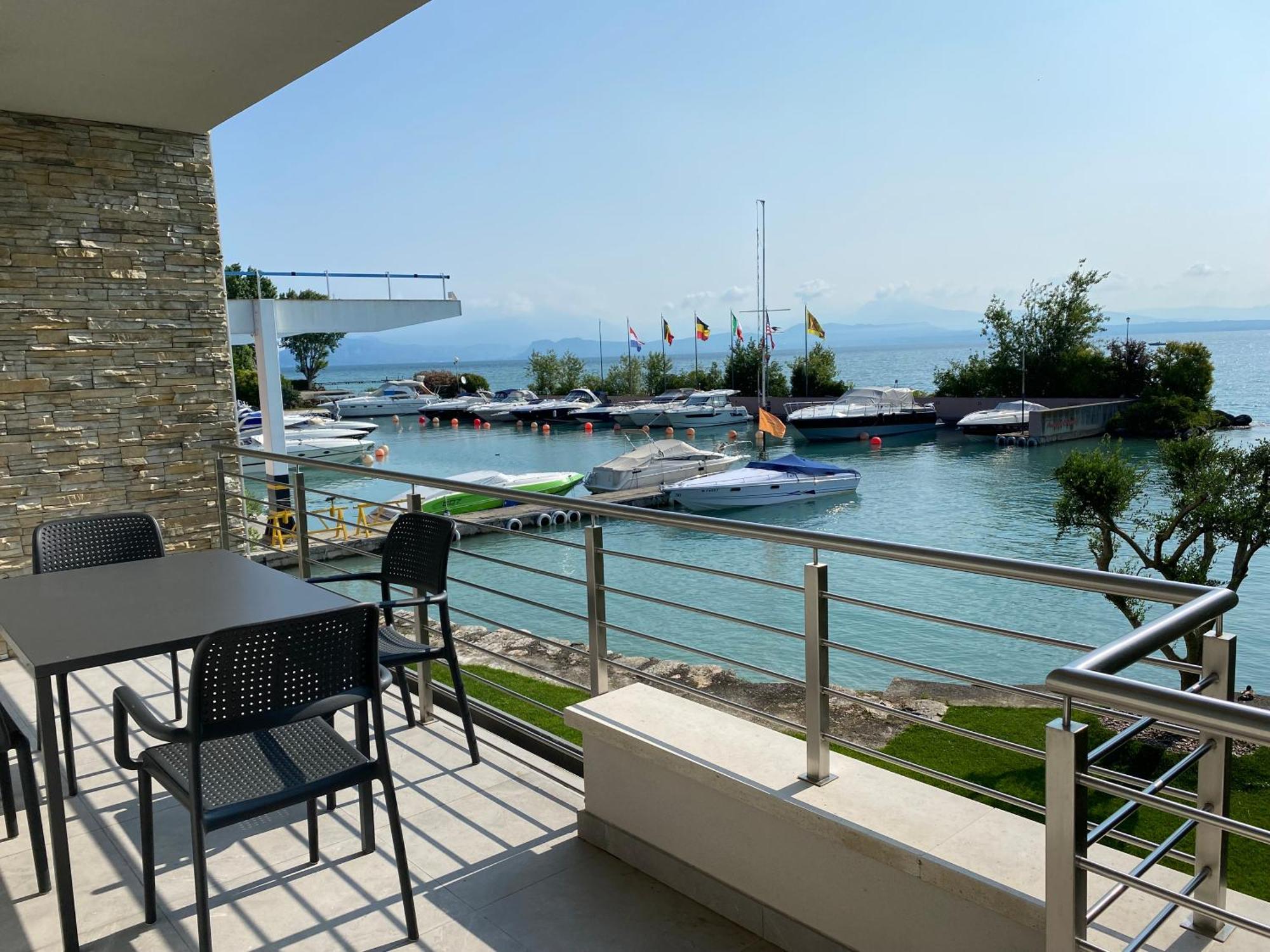 Sirmio Apartments - Darsena Stay Сирмионе Екстериор снимка